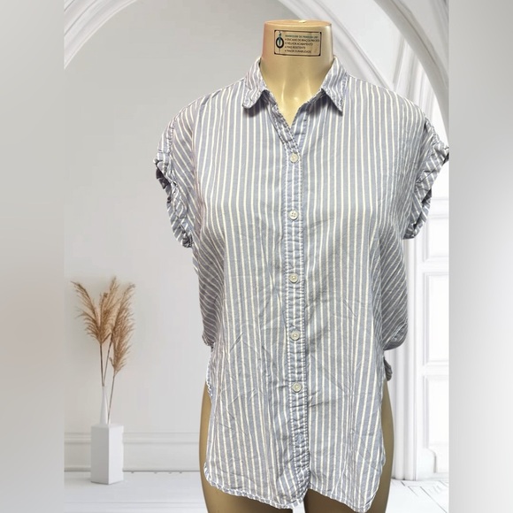 Abercrombie & Fitch Tops - Abercrombie & Fitch Gray and White Short Sleeve Button Down Shirt